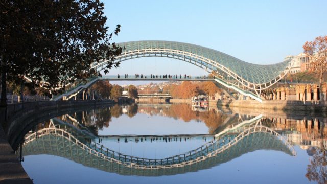 افضل انشطة بالقرب من جسر السلام في تبليسي جورجيا