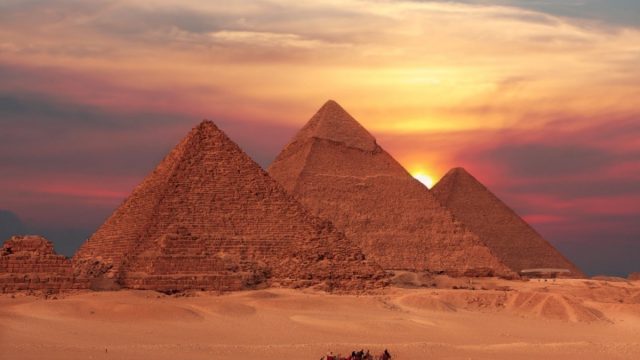 اين تقع الاهرامات في مصر