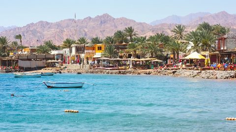 اين تقع مدينة دهب وما هي اهم المدن القريبة منها