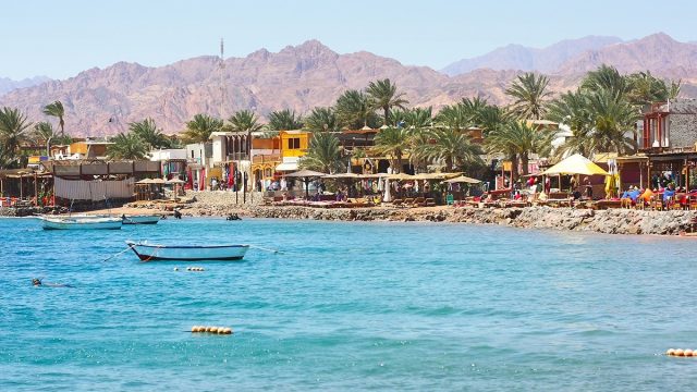 اين تقع مدينة دهب وما هي اهم المدن القريبة منها