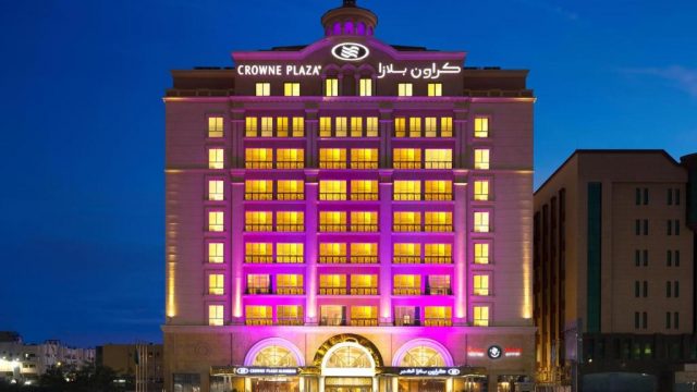 تقرير عن منتجع هوليدي ان الخبر شاطىء نصف القمر