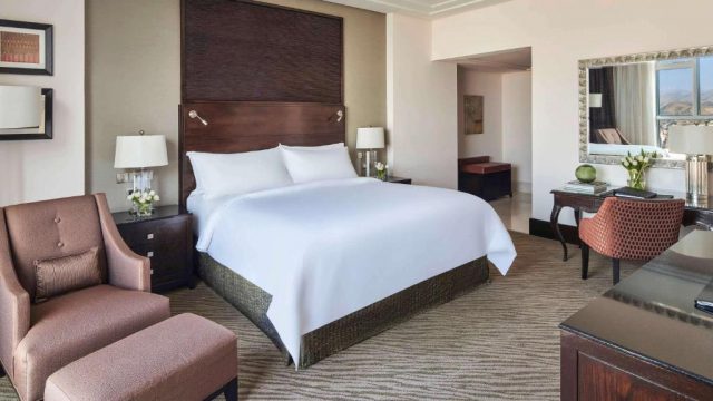 تقرير عن مزايا وعيوب فندق برج الساعة مكة